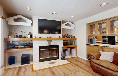 Upper Kingsbury House | Home minutes to lodge & lifts with private hot tub & fireplace, sleeps 8