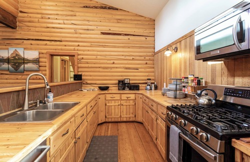 Whitefish House | Home on 16 acres w/easy trail access, hot tub & fire pits - Stillwater Mountain Lodge