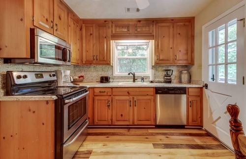 Sautee Nacoochee Cabin | Home on 8 Wooded Acres with Creek, Private Hot Tub, Screened-In Deck & Firepit
