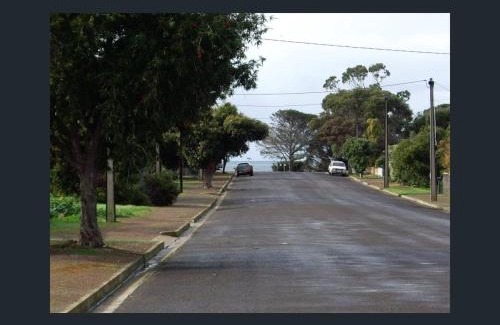 Duncan Cabin | Home on the Bay on Esplanade and Buller St Kingscote-3 people in 2 nights get the 3rd night free