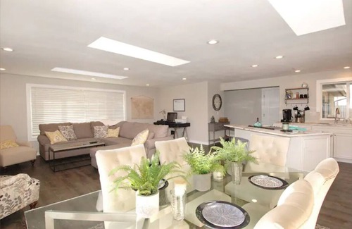 Blaine House | Home on the Border - Modern home 5 minutes from Canadian border