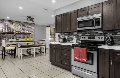 Lakeland House | Home Paradise Lakeland Backyard Jacuzzi & Private Pool Heater Free!