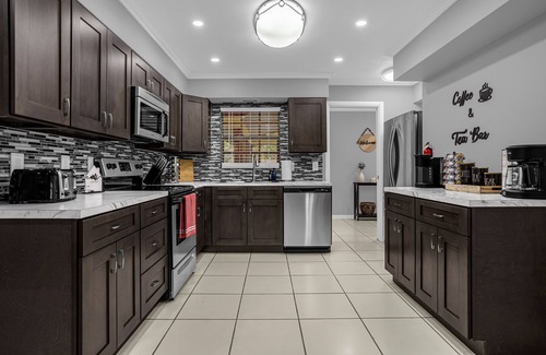 Lakeland House | Home Paradise Lakeland Backyard Jacuzzi & Private Pool Heater Free!