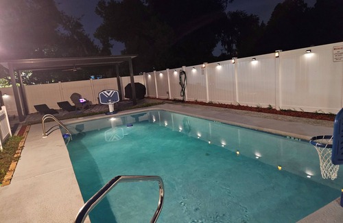 Lakeland House | Home Paradise Lakeland Backyard Jacuzzi & Private Pool Heater Free!