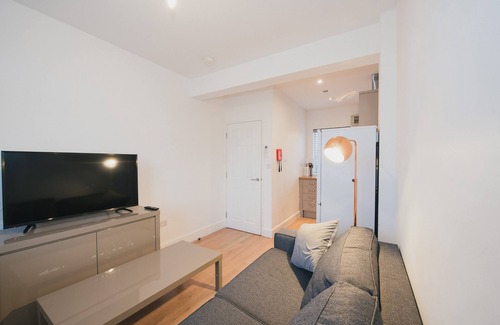 Cambridge Apartment | Home Sweet Home by Paymán Club