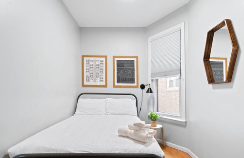 Irving Park East Apartment | home sweet home chicago - garage parking & downtown in 20m