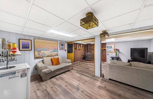 Forest Glen House | Home sweet home in Northwest Chicago, almost a sole unit for you, great location