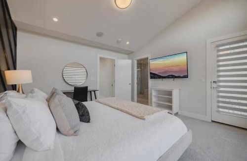 Richmond House | Home Theater with AC, Dual Master Suites, BBQ