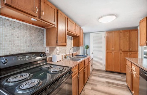 Middletown House | Home w/King Bed & Fire pit centrally located