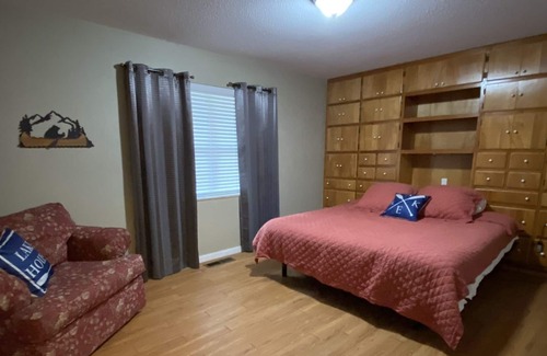 Mead House | Home with lake view and lake access 2 min away
