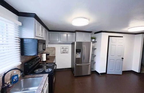 Southeast Houston Cottage | Home with POWER - Near downtown Houston, Medical Center