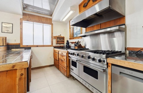 West Dover Villa | Home with View of Mount Snow! Indoor-pool, spa, sauna Gym & more Sleeps 23+