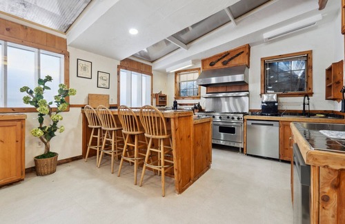 West Dover Villa | Home with View of Mount Snow! Indoor-pool, spa, sauna Gym & more Sleeps 23+
