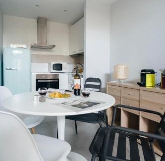 Nino Jesus Apartment | HOMEABOUT RETIRO Apartment II