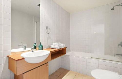 Wentworth Point Apartment | Homebush l Resort Style Two Bedroom Apartment
