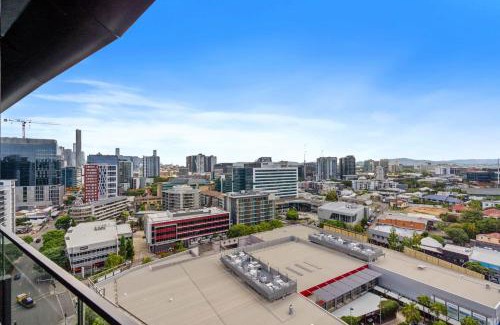 Newstead Apartment | Homely 1-Bedroom with Parking and Wifi