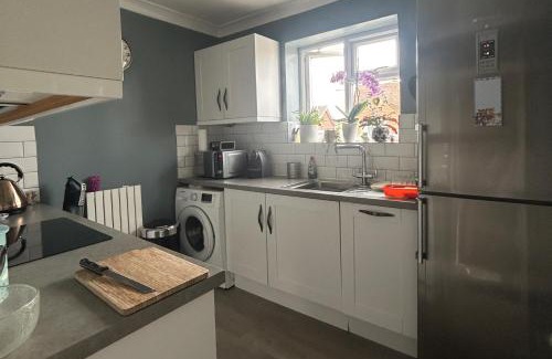 Walton-on-Thames Apartment | Homely 2 Bed Apartment in Walton - Sleeps 3 and Free parking