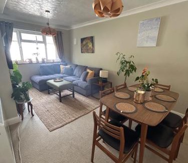 Walton-on-Thames Apartment | Homely 2 Bed Apartment in Walton - Sleeps 3 and Free parking