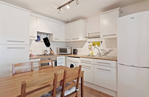 Hackney Wick Apartment | Homely 2BD Flat in Homerton