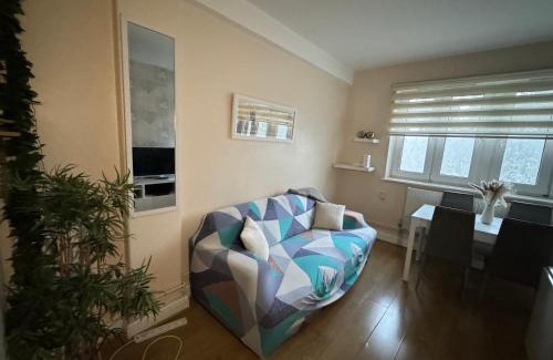 South Bermondsey Apartment | Homely 2BD Flat in the Heart of Bermondsey