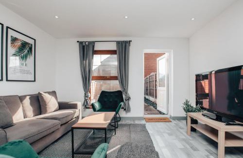 Tipton Apartment | HOMELY 3BD TOWNHOUSE w 2WCs 15MINS TO BHAM &WOLV