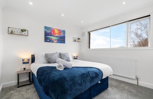 Staines Apartment | Homely 3bed house near Heathrow with parking