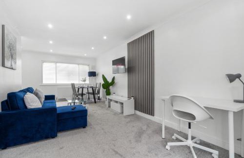 Staines Apartment | Homely 3bed house near Heathrow with parking