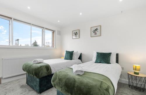 Staines Apartment | Homely 3bed house near Heathrow with parking