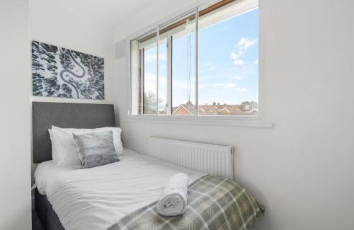 Staines Apartment | Homely 3bed house near Heathrow with parking