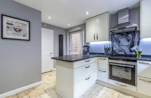 Runnymede House | Homely 4 Bedroom House Addlestone