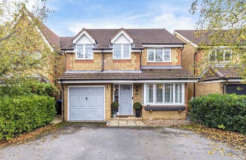Runnymede House | Homely 4 Bedroom House Addlestone