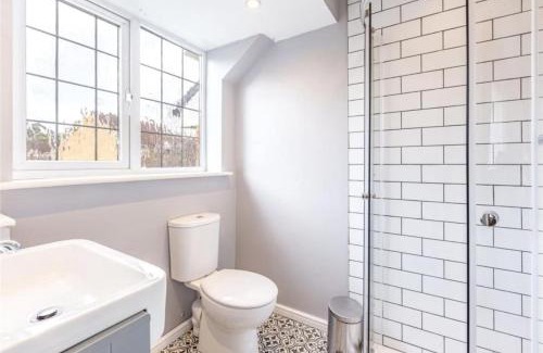 Runnymede House | Homely 4 Bedroom House Addlestone