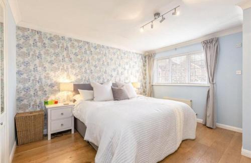 Runnymede House | Homely 4 Bedroom House Addlestone