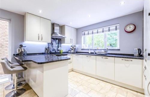 Runnymede House | Homely 4 Bedroom House Addlestone