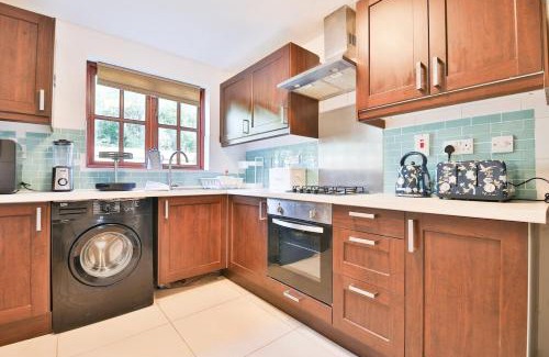 Trowbridge House | Homely 5 Bed House - 15 Mins to Cardiff City