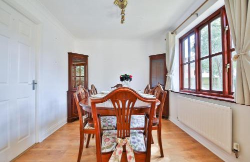 Trowbridge House | Homely 5 Bed House - 15 Mins to Cardiff City