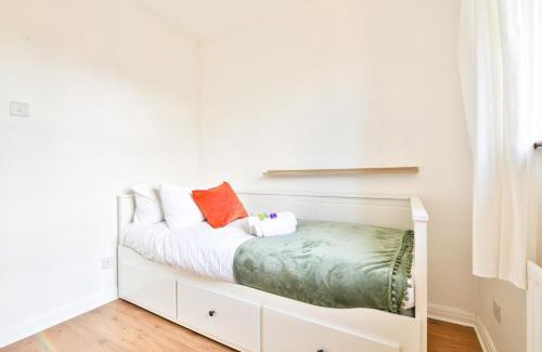 Trowbridge House | Homely 5 Bed House - 15 Mins to Cardiff City