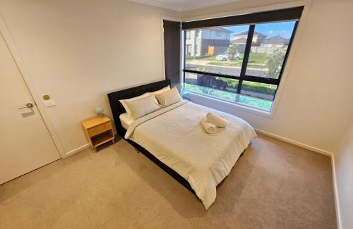 Melbourne House | Homely Stay - Private Ensuite near the Airport