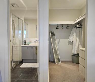 Melbourne House | Homely Stay - Private Ensuite near the Airport
