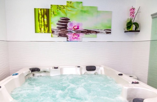 Plan-d'Aups-Sainte-Baume Apartment | Homerez - Appartement for 2 ppl. with swimming-pool, sauna, jacuzzi and spa