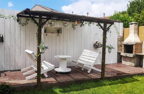 Boiro House | Homerez - 53 m away from the beach! House for 8 ppl. with garden at Esteiro