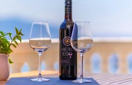 Martinscica Apartment | Homerez - Appartement for 5 ppl. with sea view and balcony at Martinšćica