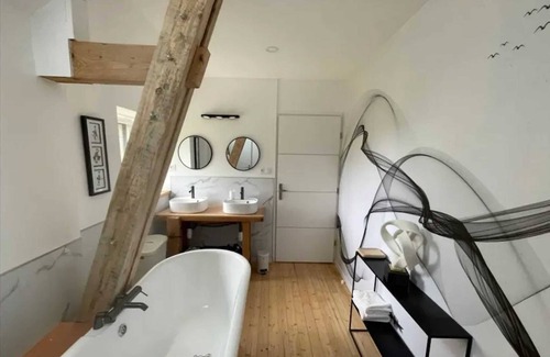 Roz-sur-Couesnon House | Homerez - Beautiful house for 7 ppl. with garden and terrace at Roz-sur-Couesnon