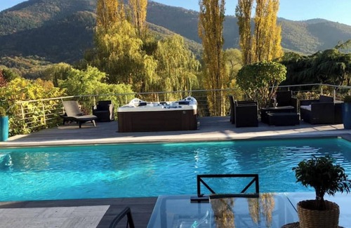 Walbach House | Homerez - Comfortable House in Walbach with Private Pool