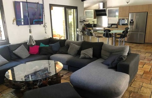 Puymeras Villa | Homerez - Contemporary Villa in Puyméras with Private Pool