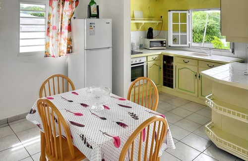Damencourt Apartment | Homerez - Cosy apartment in Le Moule with enclosed garden