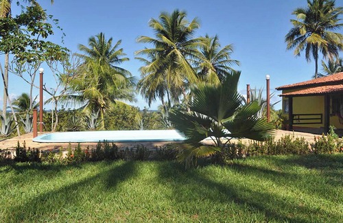Barra do Jacuipe Ski Chalet | Homerez - Cosy Chalet in the Heart of Camaçari with Shared Pool