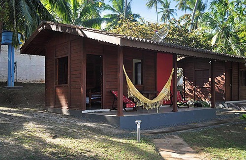 Barra do Jacuipe Ski Chalet | Homerez - Cosy Chalet in the Heart of Camaçari with Shared Pool