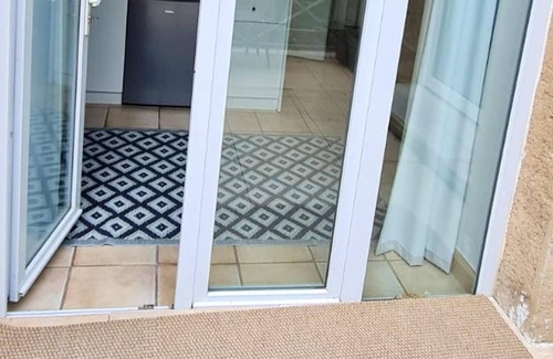 Saint-Cyr-au-Mont-d'Or Apartment | Homerez - Amazing appartement for 2 ppl. with garden at Saint-Cyr-au-Mont-d'Or