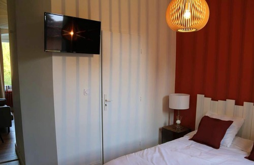 Saint-Cyr-au-Mont-d'Or Apartment | Homerez - Amazing appartement for 2 ppl. with garden at Saint-Cyr-au-Mont-d'Or